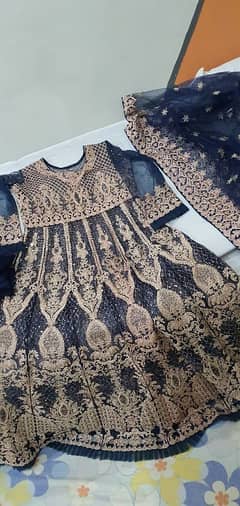 long dark blue maxi new hai ek dam size ki waja se sale kr rahy hain