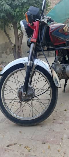 1 hath ki chli bike hy