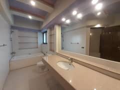 1 KANAL BEAUTIFUL HOUSE FOR SALE DHA PHASE 3