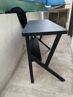 Mazboot Iron Frame Tables aur Chairs – Behtareen Office Setup