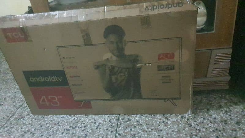 Tcl 43 inche android led with original voice remote wal stand box 4
