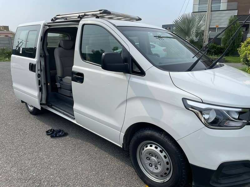Lahore Rent a car - Hyundai Grand Starex, Toyota Corolla 5