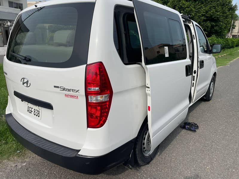 Lahore Rent a car - Hyundai Grand Starex, Toyota Corolla 6