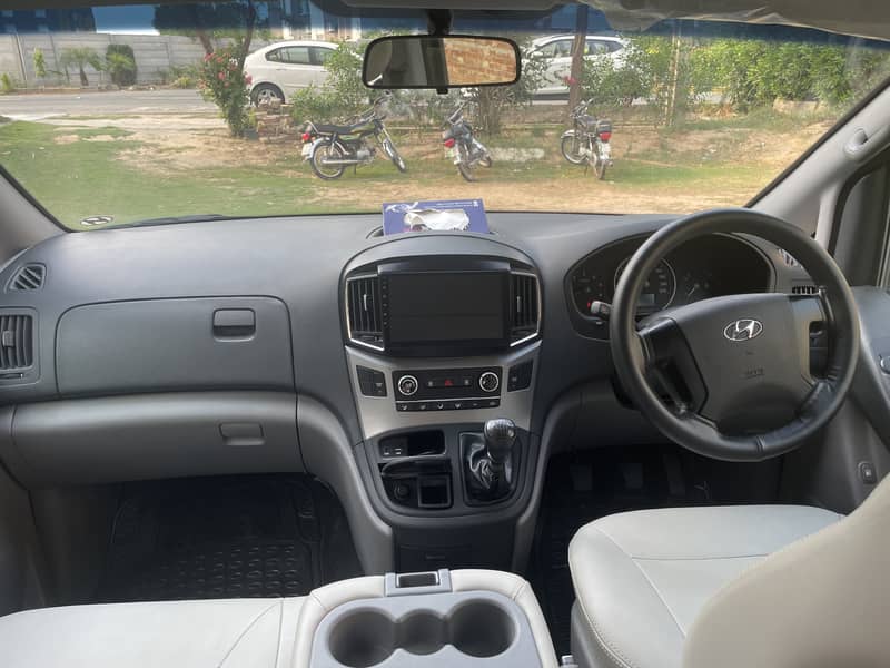 Lahore Rent a car - Hyundai Grand Starex, Toyota Corolla 11