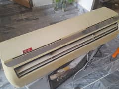Split wall AC, 01 ton is in good condition.