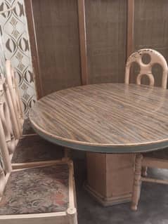 dinning table in new condition