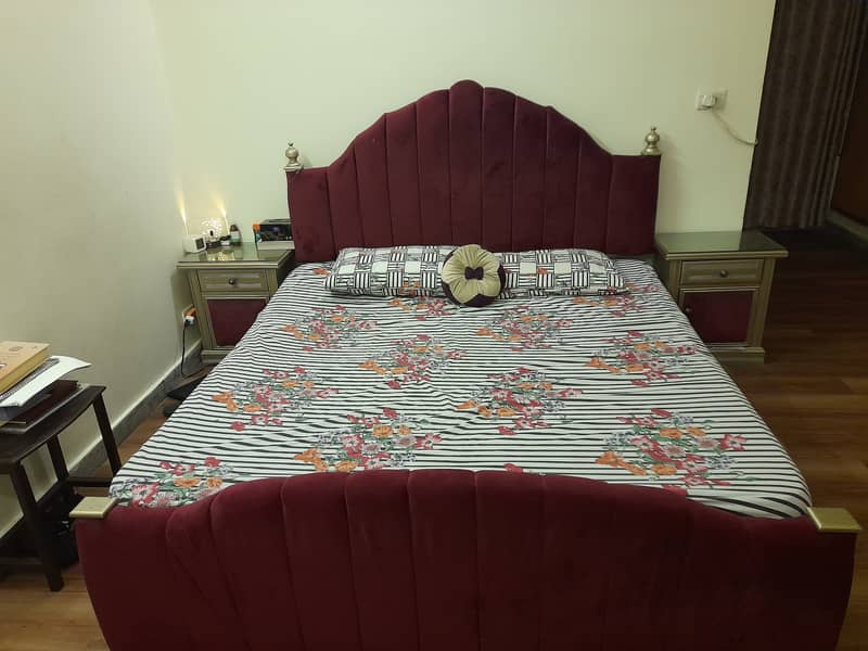 Hot Deal:Bed Set with 2 Side tables,Dressing Table, Mirror & Mattress 0