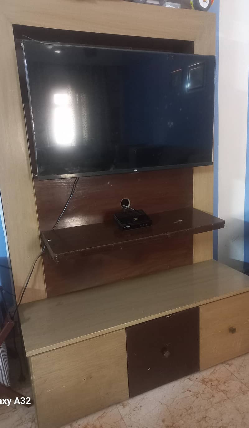 Tv console in good condition for sale. Pick up only. Condition 10/10 1