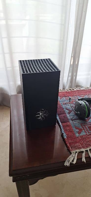 xbox series x , with box wireless headset and 2 controllers 1