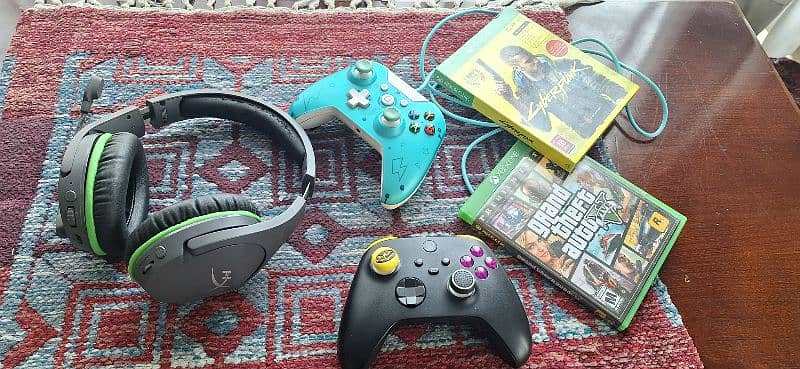 xbox series x , with box wireless headset and 2 controllers 3