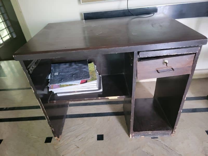 Computer Table Available  In reasonable price , must buy 0