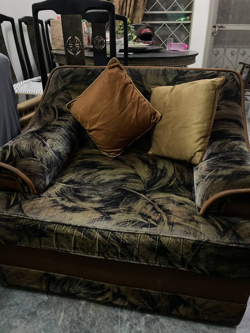 Sofa set in Good Condition 1