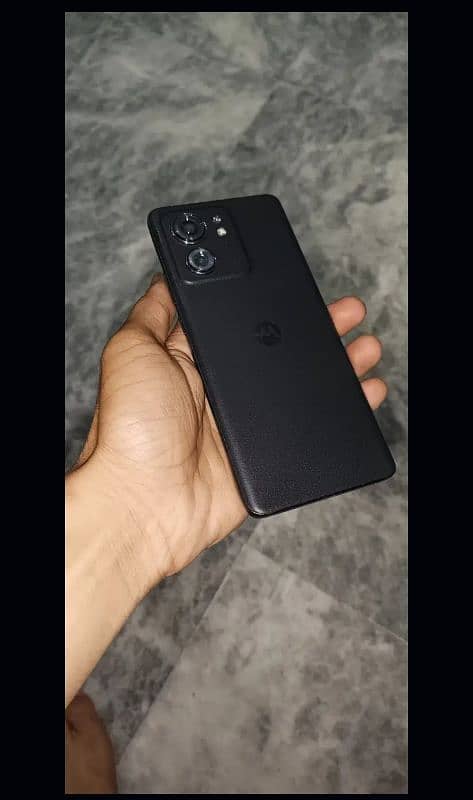 Motorola edge 40 8/256 in display dot with box 3