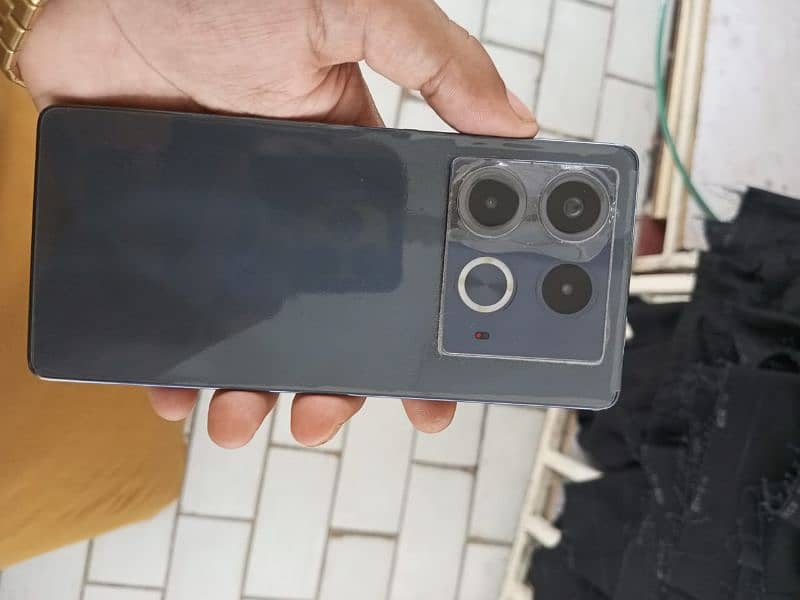 note 40 10/10 condition box with charge 3 manth warnty 4