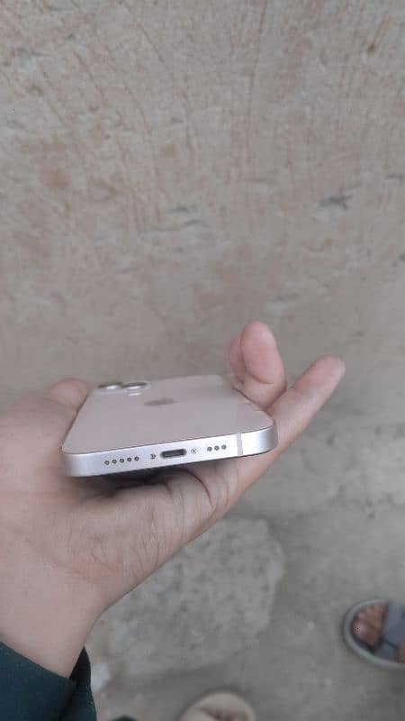 iphone 13 in 10/10 condition 6