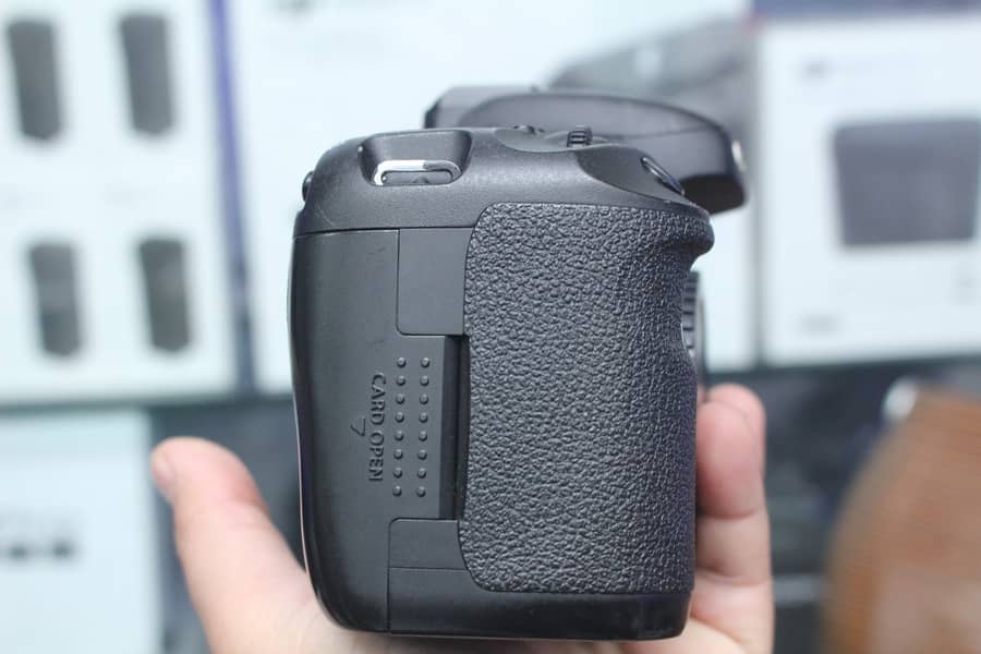Canon 7D Body Only 4