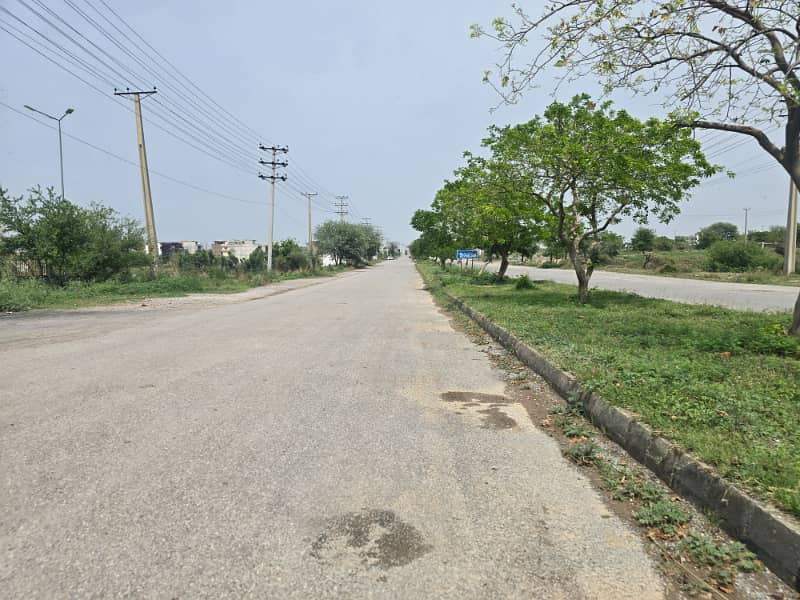 8 Marla sun face level plot next to Corner and 2nd plot from Main Double Road For sale 3