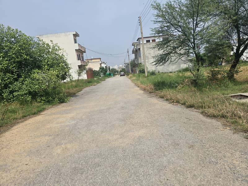 8 Marla sun face level plot next to Corner and 2nd plot from Main Double Road For sale 8