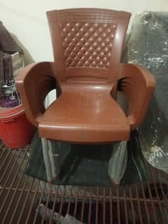 5 Pcs plastic chairs in a good condition