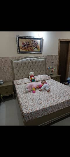 queen bed with 2 side tables