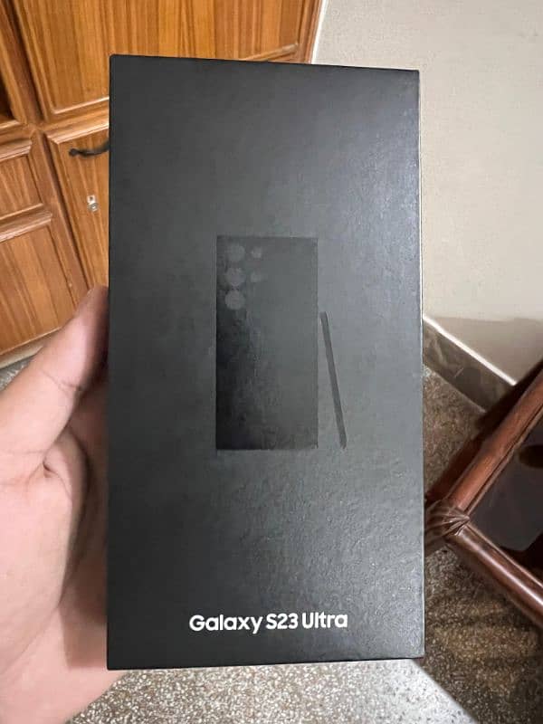 Samsung Galaxy S23 ULTRA with original box and cable 10