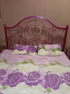 Iron bed bhtreen condition with 2 side tables with mettress