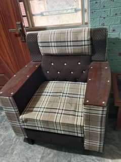 5 seater sofa set 2 table  1 chuta or. 1 bara