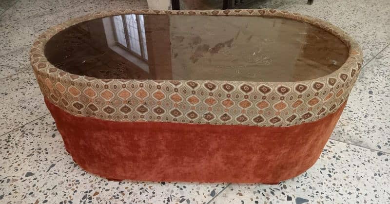 Sofa Devan + Table  Set in Excellent Condition in welvet Cloth 1