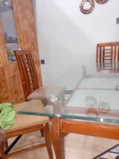 dinning table urgently sale need cash kam used hoi hai just like newly