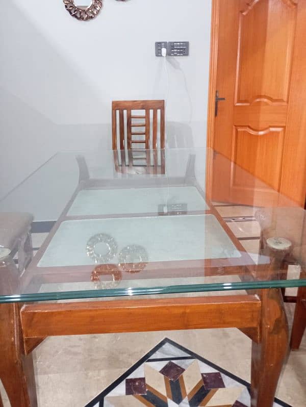 dinning table urgently sale need cash kam used hoi hai just like newly 2