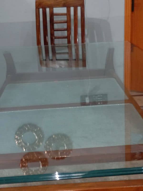 dinning table urgently sale need cash kam used hoi hai just like newly 5