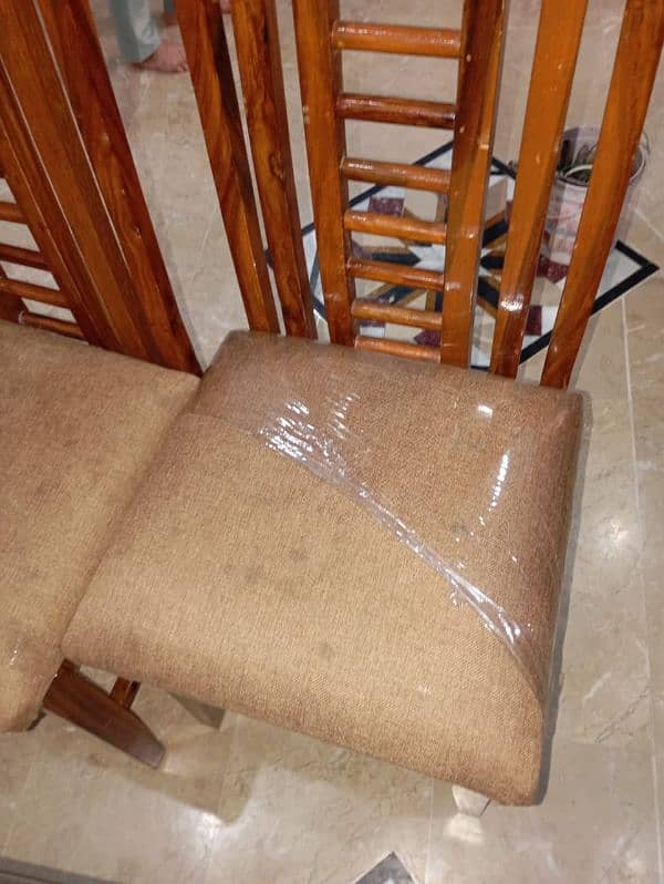 dinning table urgently sale need cash kam used hoi hai just like newly 8