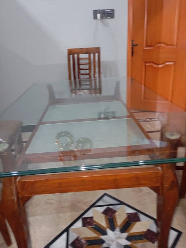 dinning table urgently sale need cash kam used hoi hai just like newly 9