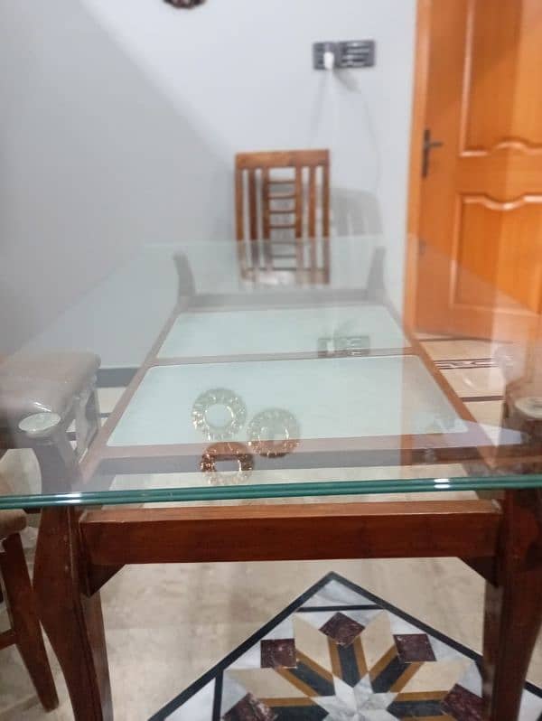 dinning table urgently sale need cash kam used hoi hai just like newly 10