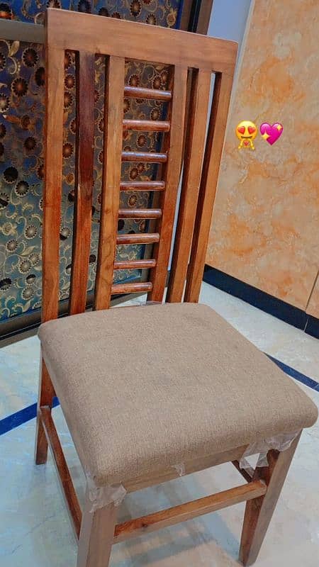 dinning table urgently sale need cash kam used hoi hai just like newly 15
