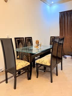 Elegant looking Dining Table Set 6 Seater.
