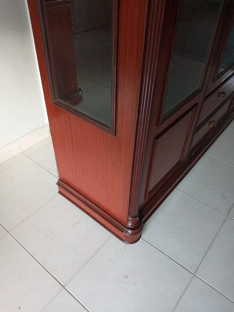 Luxury Wooden Divider In Very Good Condition 4