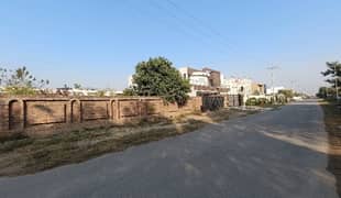 2 Kanal Plot Facing 4 Kanal Executive Block At Ideal Location For Sale In Paragon City