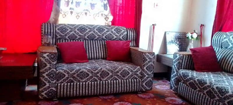 2 side tables 0ne center table  7 seater   3 month used 03339148842 11