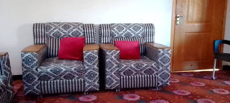 2 side tables 0ne center table  7 seater   3 month used 03339148842 12