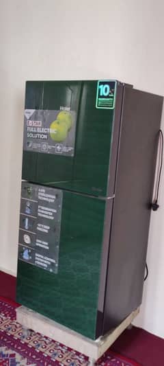 Haier company ka fridge 10/10 conditon me hy small size hy read captio