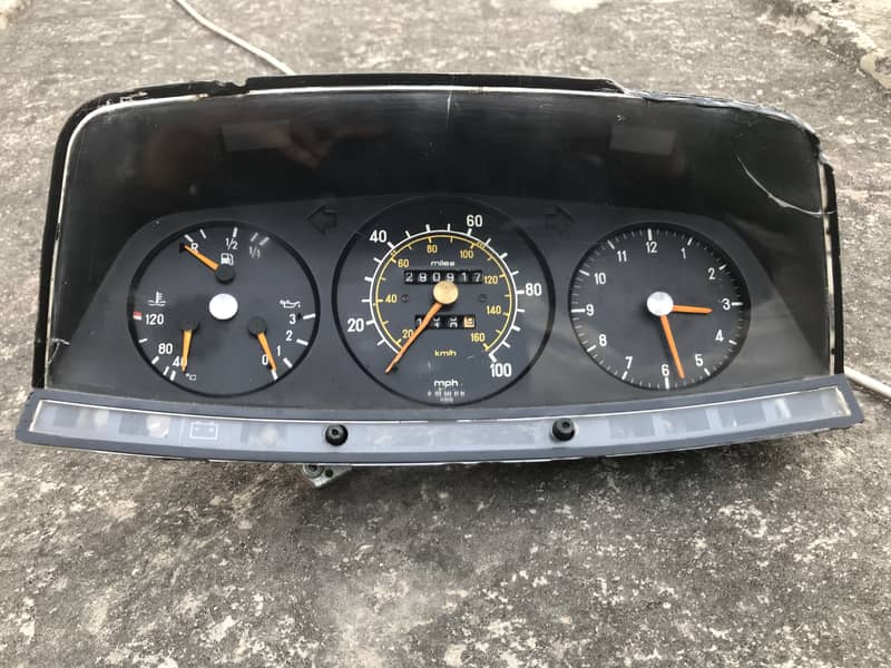 Mercedes Benz W123 E-Class Console Speed O Meter Grill Parts 240D 300D 1