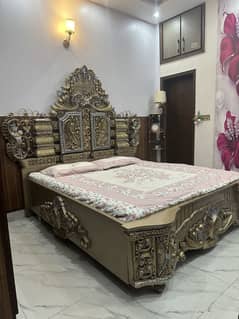 Sultan  article bed and side table
