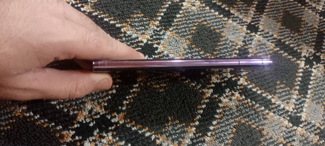 Dynamic AMOLED 2X display,  Snapdragon processor. With S Pen, 4