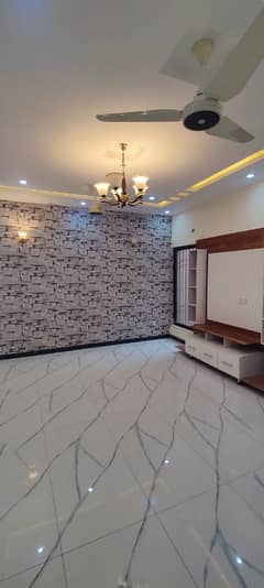 3 bed 3 bath daring dinning TV lounge kitchen servent quater car parking water boring