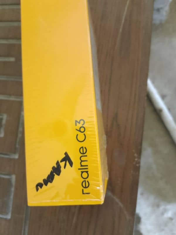 realme c63 ladies use mobile hai bilkul saf hai 0
