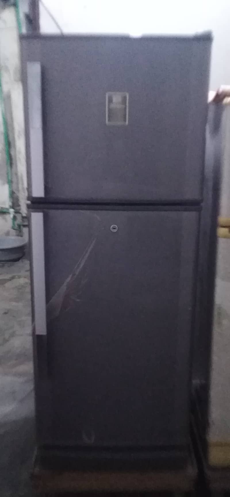 Dawlance Medium Size Fridge for Sale Urgently in Gulberg Lahore. 8