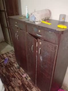 used  2 wardrobes in good condition lock kharaab hai baqi