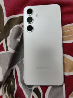 Samsung S24 in excellent condition, complete with original packaging.
