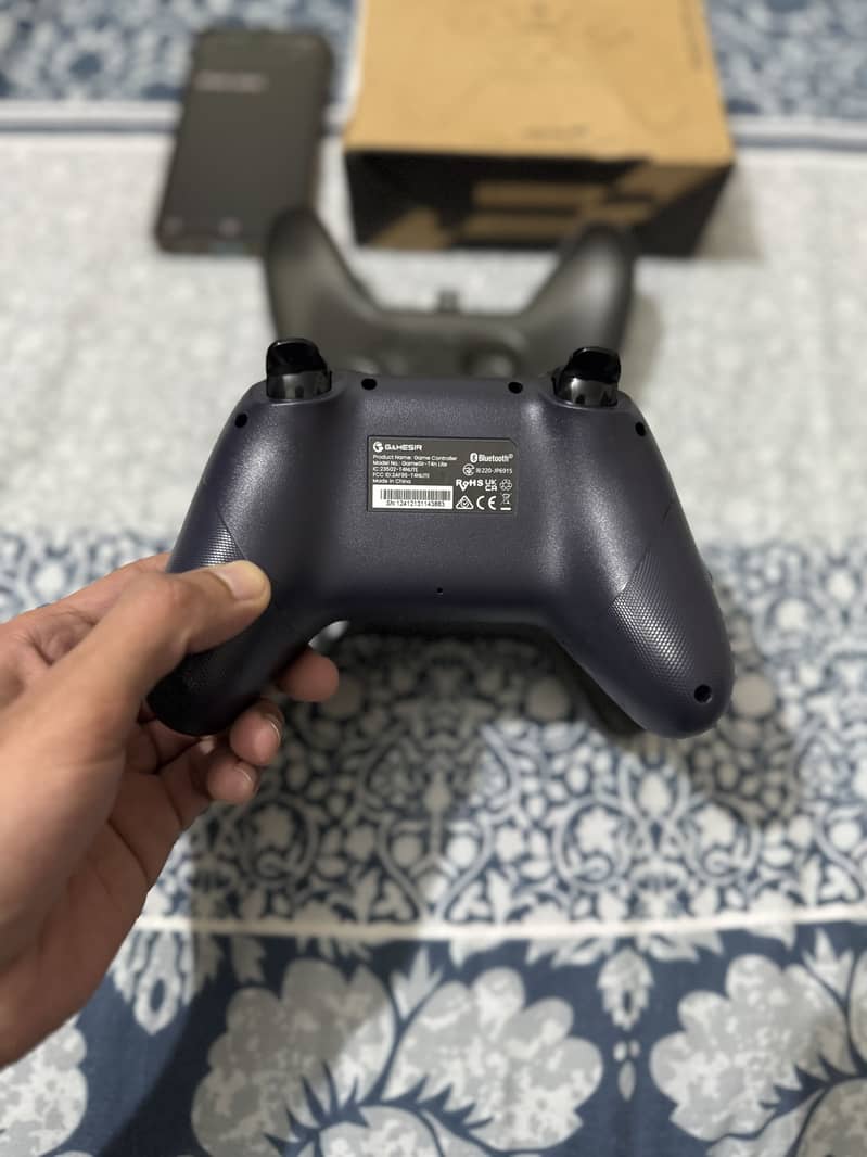 EasySMX X05 and Gamesir NovaLite Hall Effect Gaming Controllers 4